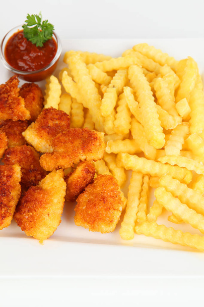 nuggets z kurczaka z frytkami - Zdjęcie, obraz