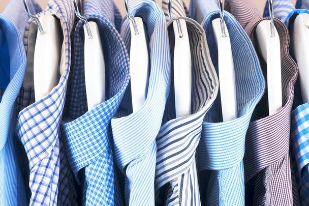 Kleiderbügel mit Hemden. Herrenbekleidung - Foto, Bild