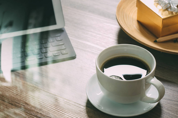 Tasse à café et tablette numérique dock clavier intelligent, boîte cadeau en or
  - Photo, image