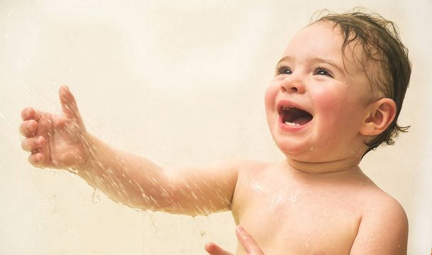 A kislány nevetett, a bath-ban - Fotó, kép