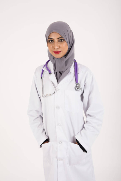 Médico árabe femenino
 - Foto, imagen
