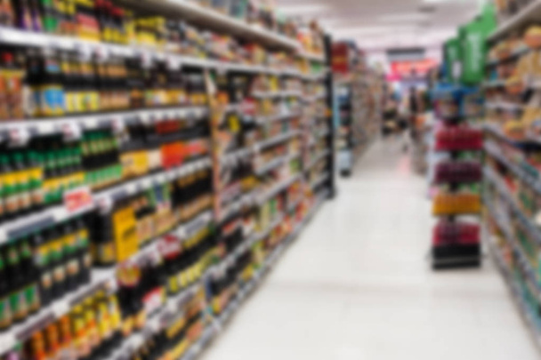 Fondo borroso del supermercado con varios estantes de productos
 - Foto, Imagen