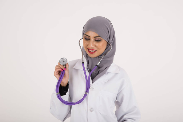 Médico árabe femenino
 - Foto, imagen