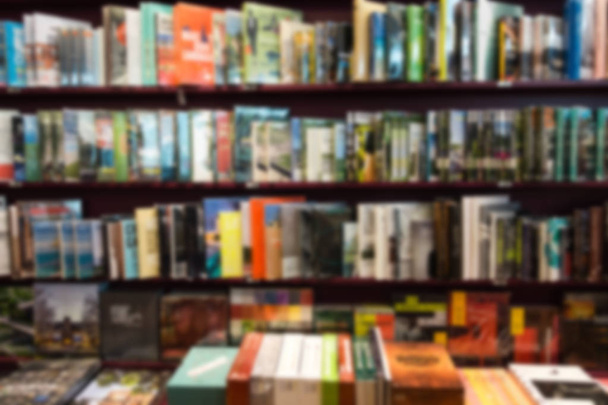Kirjakauppa hämärä tausta sekalaisia kirjoja hylly
 - Valokuva, kuva