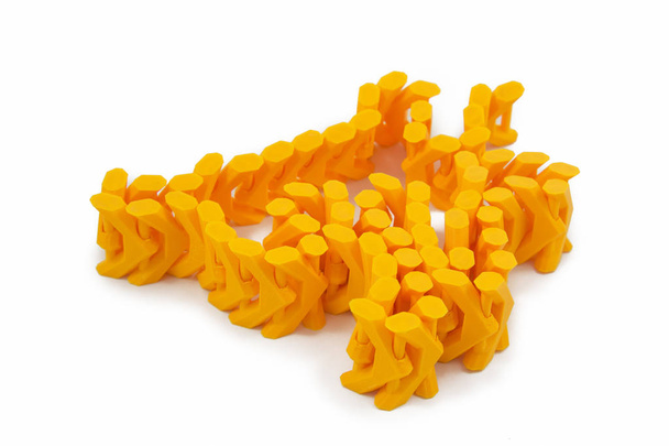Objet en forme de chaîne orange imprimé avec imprimante 3D
 - Photo, image