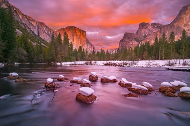Park Narodowy Yosemite o zmierzchu z czapki śnieg - Zdjęcie, obraz