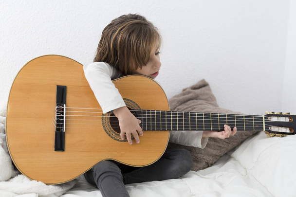 クラシック ギターを弾くことを学ぶ少女 - 写真・画像