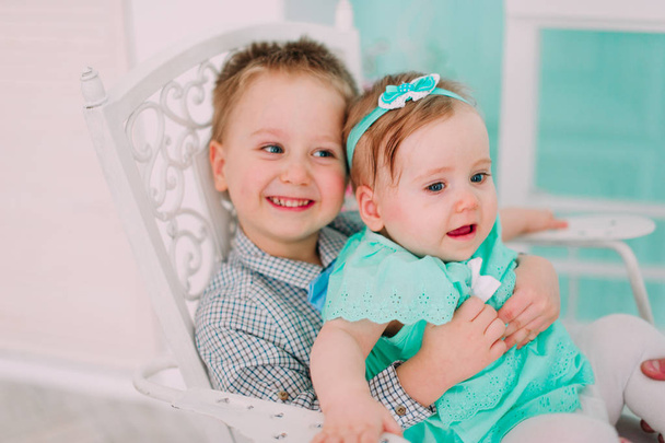 Lächelnder kleiner Bruder und kleine süße Schwester im Studio - Foto, Bild