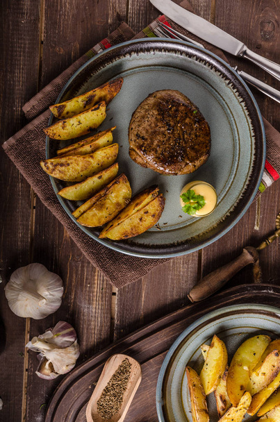Steak with pepper sauce and mushrooms - Foto, Bild