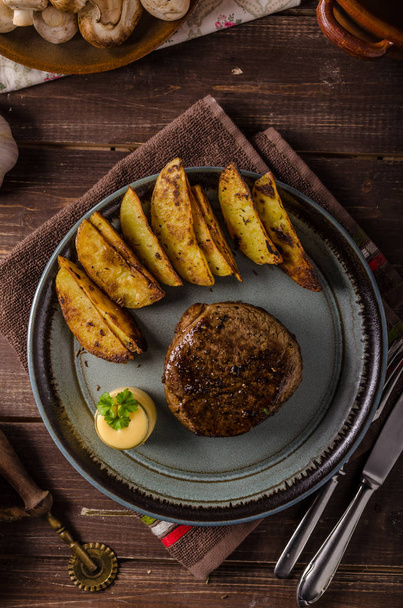 Steak with pepper sauce and mushrooms - Foto, Bild