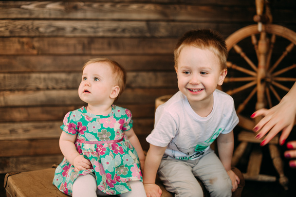 Усміхнений молодий брат і маленька мила сестра малюка в студії
 - Фото, зображення