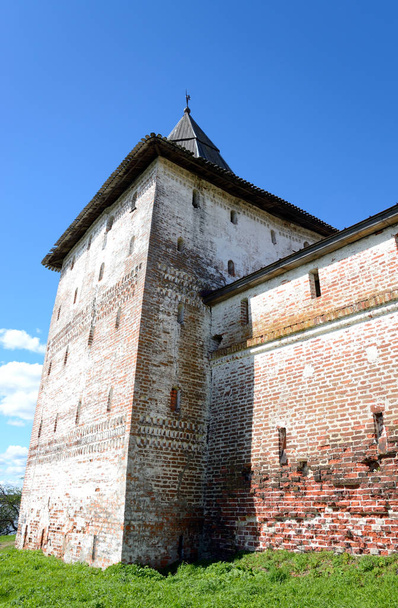 Fortress tower of Kirillo-Belozersky monastery by day. - Foto, afbeelding