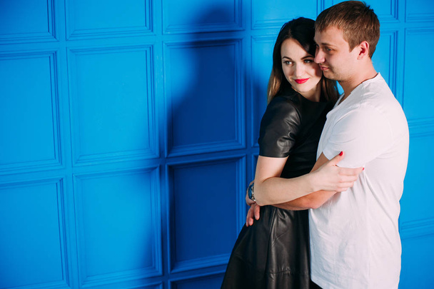 Портрет влюбленной молодой пары, позирующей в студии в классической одежде - Фото, изображение