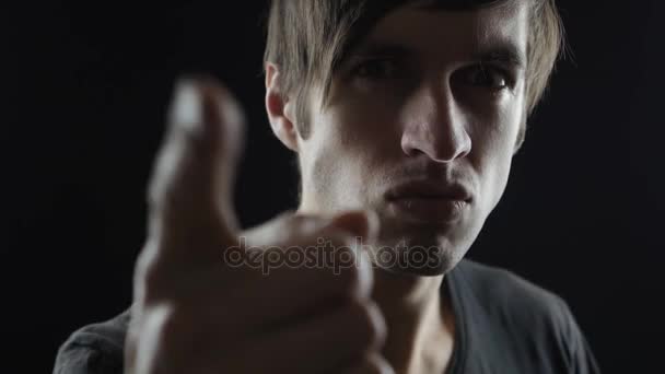 Όχι, απαγορεύοντας θυμωμένος νεαρός κουνώντας το δάχτυλο, μαύρο φόντο - Πλάνα, βίντεο