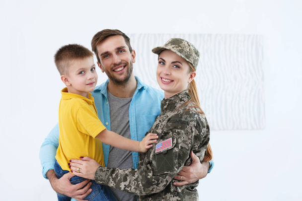 Soldier reunited with family - Foto, Imagen