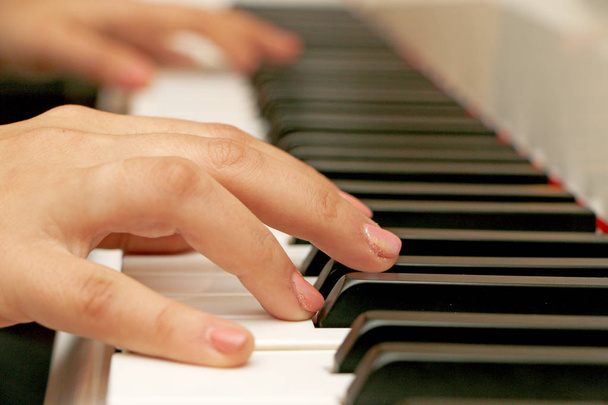 O piyano, cllose-up piyano, beyaz ve siyah klavye çalış - Fotoğraf, Görsel