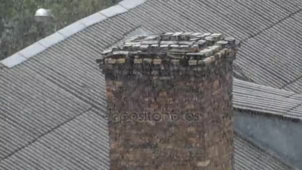 Starego komina z czerwonej cegły na dach Łupek są pokryte ciężki śnieg - Materiał filmowy, wideo