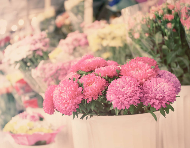 Beautiful flowers at floral shop - Foto, Bild