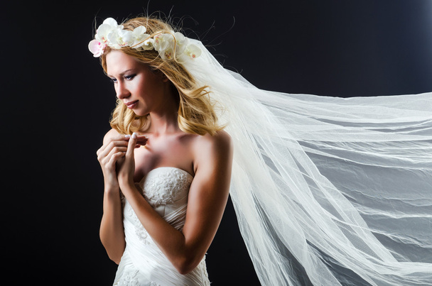 Mariée en robe blanche en studio
 - Photo, image
