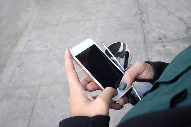 Woman using smart phone - Foto, Bild