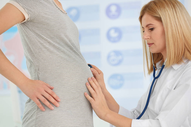 doctor examining pregnant woman - Foto, Imagem