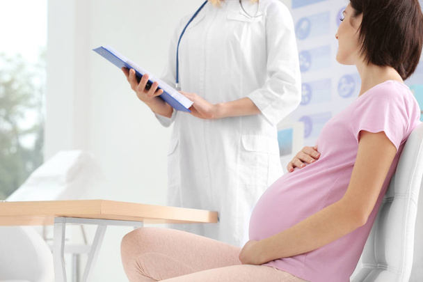 Pregnant woman visiting doctor  - Foto, afbeelding