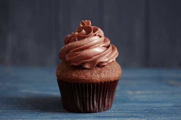 Tasty chocolate cupcake - Foto, afbeelding