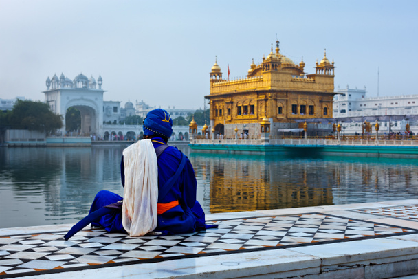 Guerriero Seekh Nihang non identificabile che medita al tempio Sikh Ha
 - Foto, immagini