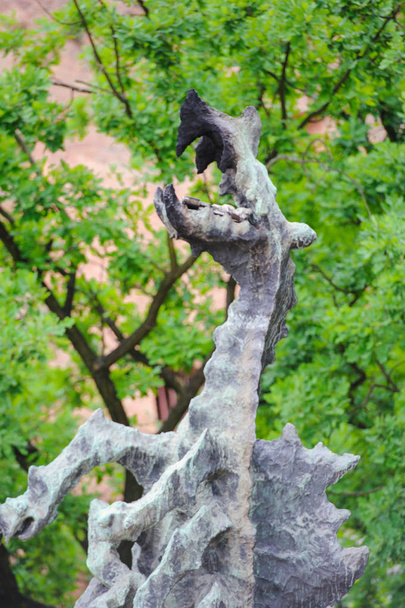 Steel dragon szobor a történelmi városban. Cracow, Lengyelország - Fotó, kép