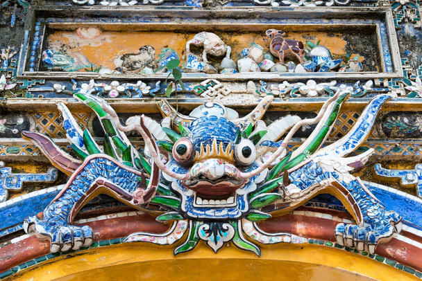 Hue, Vietnam - 22 ene 2015: Estatua del Dragón en la Ciudad Imperial (Patrimonio de la Humanidad por la UNESCO). un sitio histórico famoso en Hue, Vietnam
. - Foto, imagen