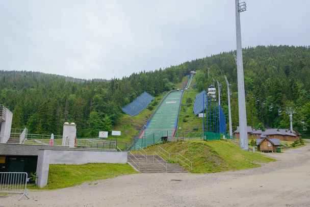 夏にスキー ジャンプします。ポーランドのザコパネ - 写真・画像