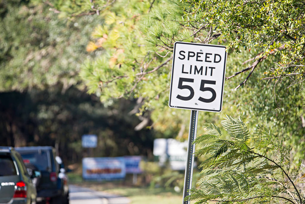 Panneau blanc avec "speed limit 55" imprimé en noir sur roa country
 - Photo, image