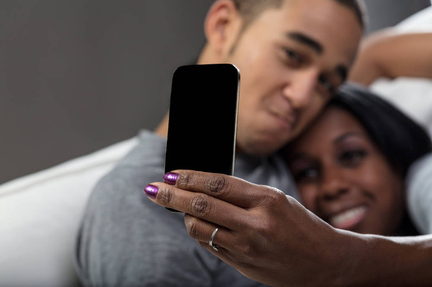 mladý muž a žena, používání mobilních telefonů - Fotografie, Obrázek