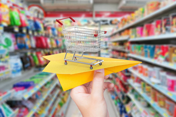 koncept dodávky zboží s papírové letadlo nákupního košíku v superma - Fotografie, Obrázek