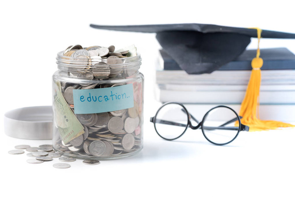 oktatás költségvetési koncepciójában. oktatás pénz megtakarítás egy üvegedénybe - Fotó, kép