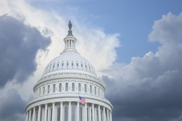 US Capitol kupola viharfelhők alatt - Fotó, kép