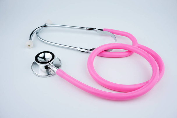 Stetoscopio rosa su sfondo bianco
. - Foto, immagini