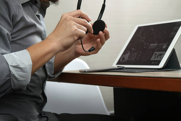 obchodní muž používající Voip sluchátka s digitálním tabletu počítač doc - Fotografie, Obrázek