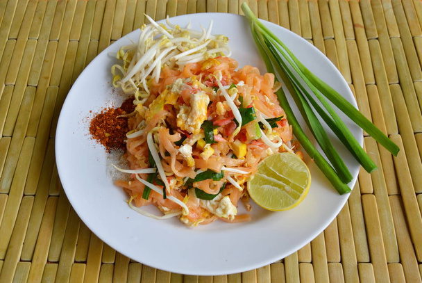 Pad Thai Rühren gebratene Reisnudeln mit Ei und Gemüse auf Teller - Foto, Bild