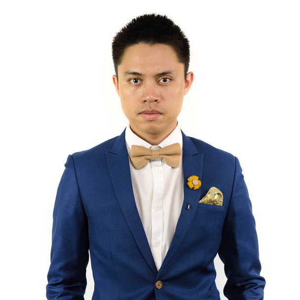 asiatique homme en costume bleu noeud papillon, broche
 - Photo, image