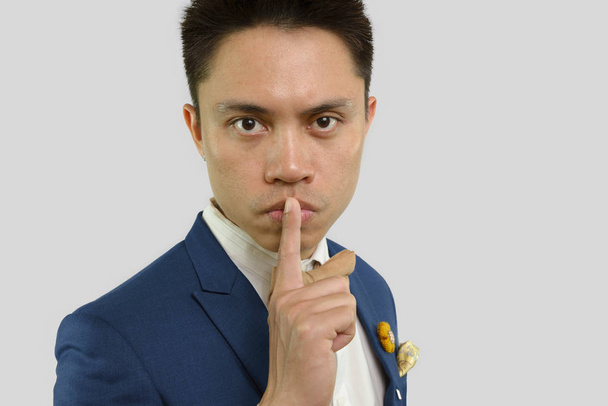 Ο άνθρωπος τοποθετεί το δάχτυλό στη γλώσσα του σώματος στα χείλη - Φωτογραφία, εικόνα