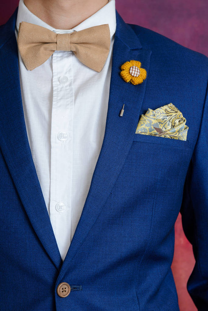 青いスーツ ネクタイは、ポケット広場の男 - 写真・画像