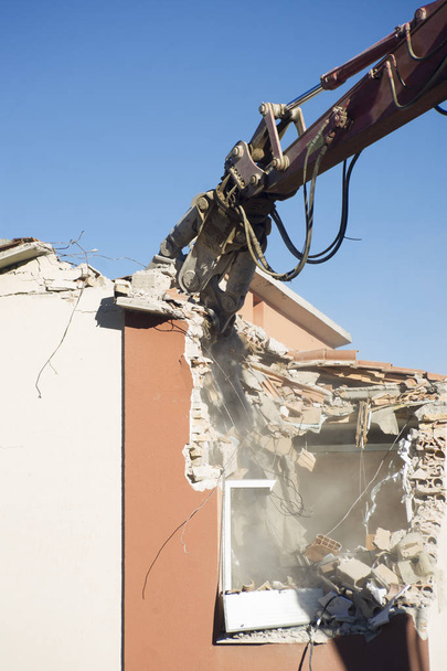 La demolición controlada de una casa
 - Foto, Imagen