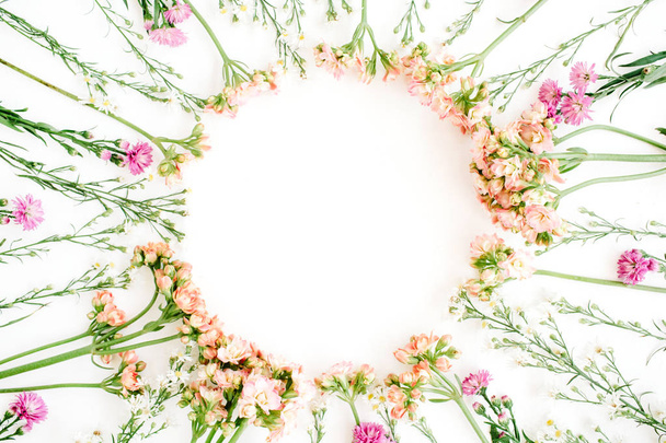 Marco floral hecho de flores silvestres
 - Foto, imagen