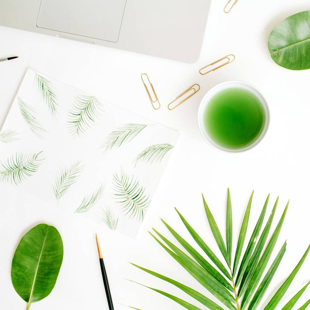 Marco de hojas de palma pintado con acuarela, pinceles, laptop
 - Foto, imagen