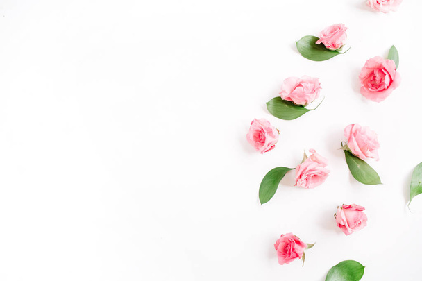 розовые розы на белом фоне - Фото, изображение