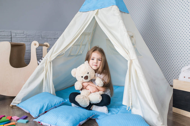 Child playing with a teepee tent - Foto, Imagem