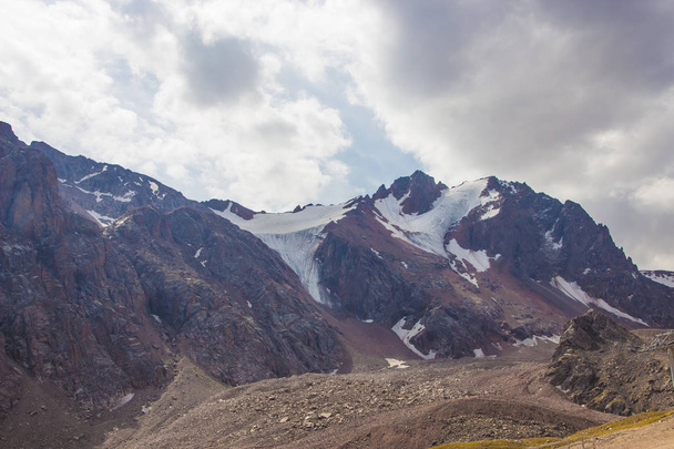 タルガル パス天山山脈でアルの背後に雪に覆われたピーク - 写真・画像
