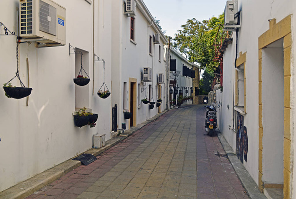 Ulice v obci Bellapais. Severní Kypr, Kyrenia. - Fotografie, Obrázek