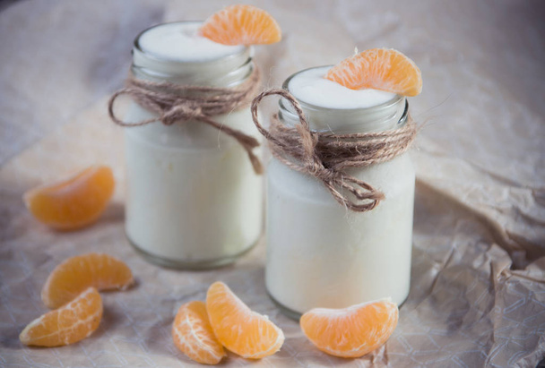 Kavanozların içinde taze mandalina ile organik yoğurt  - Fotoğraf, Görsel